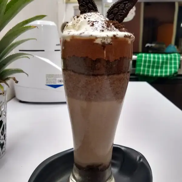 Huisgemaakte, romige milkshake met Oreo