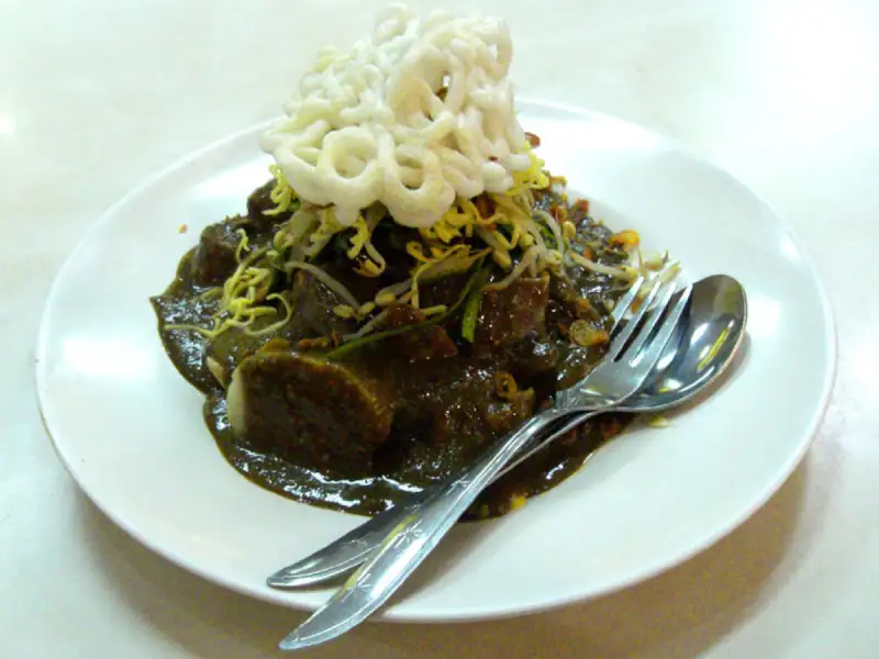 Rujak cingur di Surabaya, insalata con carne di manzo