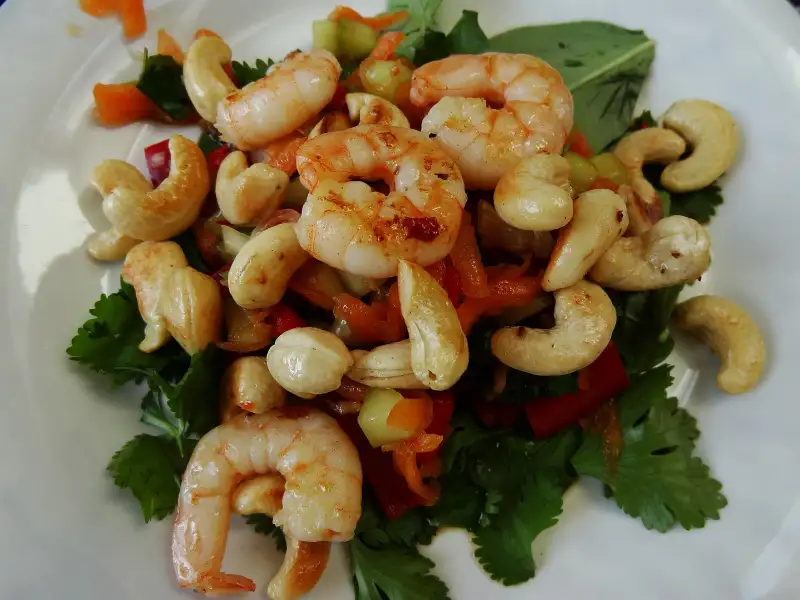 Salada crocante com castanhas de caju