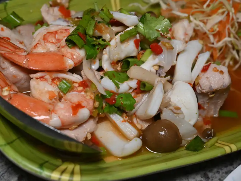 Salada com cogumelos e molho de limão siciliano
