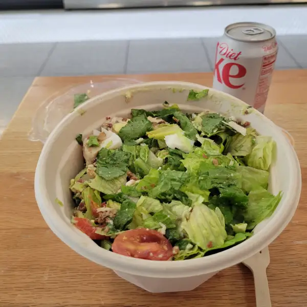 Salade croquante au cheddar et aux croûtons