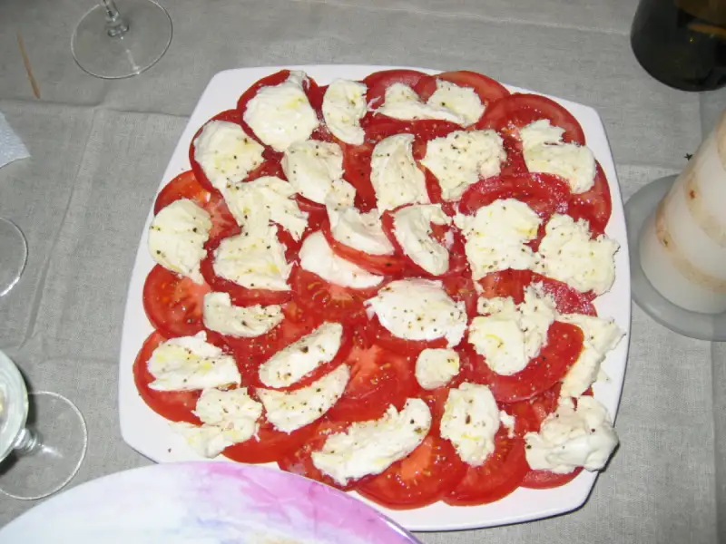 Sałatka z pomidorów i mozzarelli z bazylią