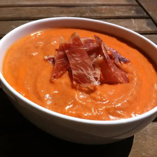 Salmorejo aus Andalusien mit Tomaten und Brot