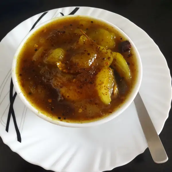 Chutney di mango verde con uva passa