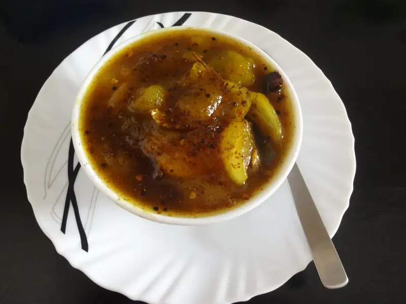 Chutney di mango verde con uva passa