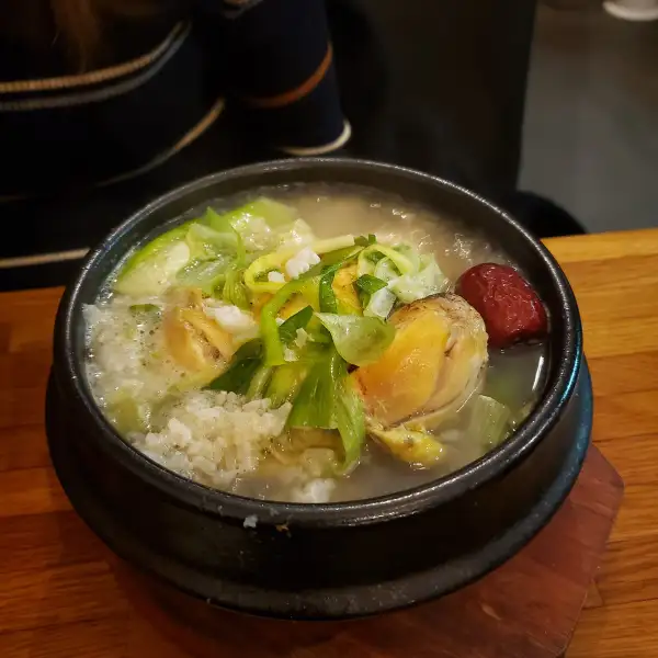 Samgye-tang, koreanisches Hühnersuppe mit gefüllten Schweinebauch