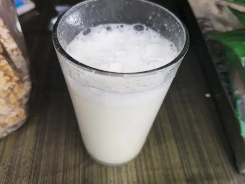 Sambharam, um prato tradicional do Kerala, feito com leite de coco, pimenta verde e gengibre.