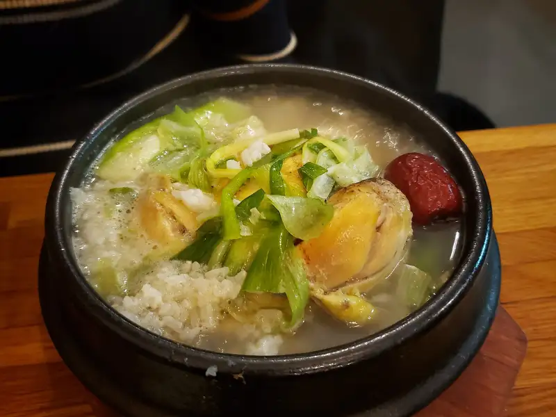 Samgyetang, sopa coreana com frango recheado