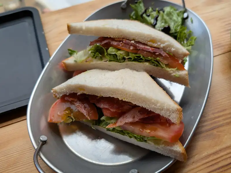 Sanduíche BLT com bacon crocante