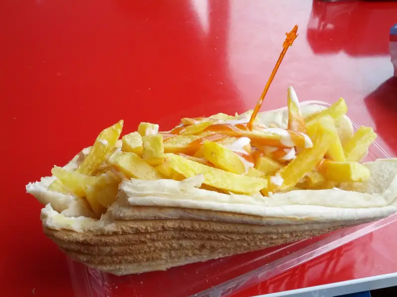 Sanduíche turco com batatas e salsicha