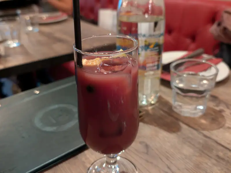 Sangria vermelha, com frutas e muito refrescante.