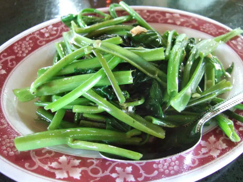 Indonesian-style stir-fried water spinach with tomatoes