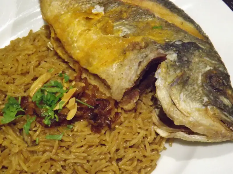 Sayadieh, arroz com peixe frito e tempero picante