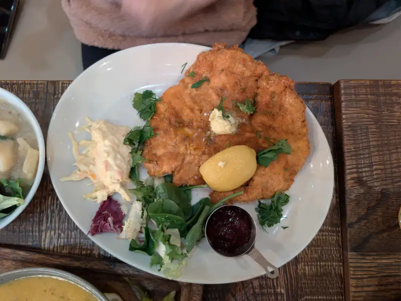 Schnitzel simples, temperado com páprica e limão siciliano.