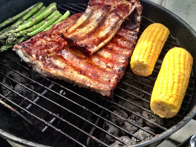 Grillierte Schweinefilets auf einem Holzkohlegrill