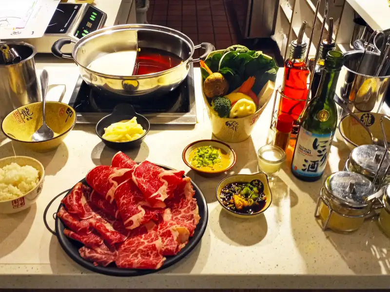 Shabu-shabu: uma espécie de fondue japonesa, preparada com caldo de dashi.