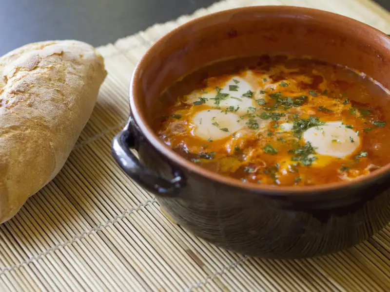 Shakshuka com ovos, pimentão e tomate