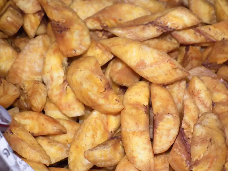 Biscoitos crocantes, feitos com batata-doce e revestidos com jaggery (açúcar de cana não refinado).