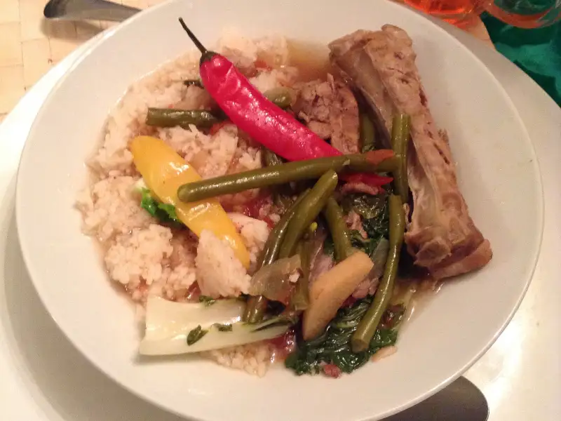 Carne cozida em molho de tamarindo e legumes