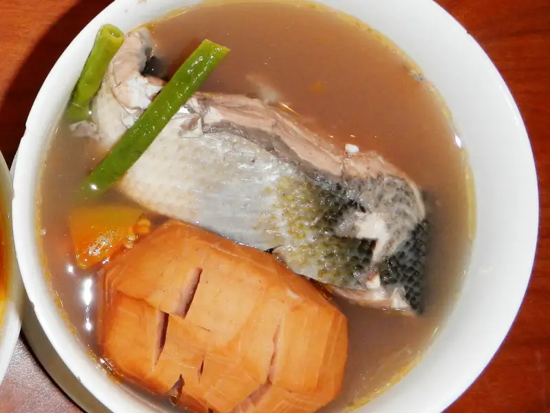 Sinigang, zuppa filippina acida a base di frutto di tamarindo.