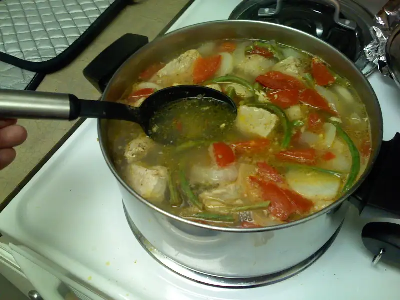 Sopa de porco com tamarindo e legumes