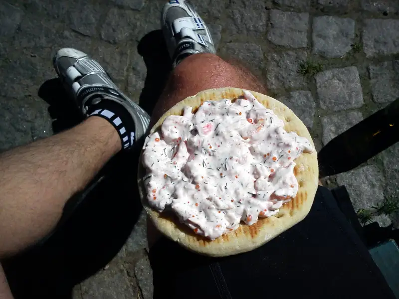 Skagenröra, eine schwedische Garnitur mit Garnelen und Dill