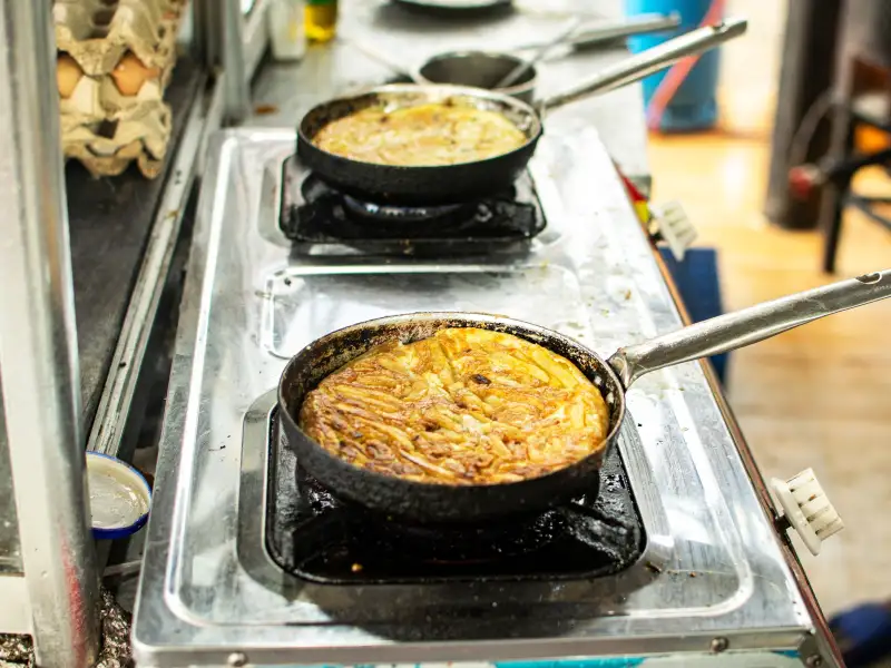 Smażone jajka, tanzański omlet z frytkami