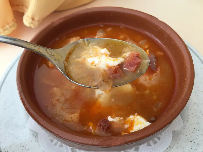 Sopa de alho com caldo e gema de ovo