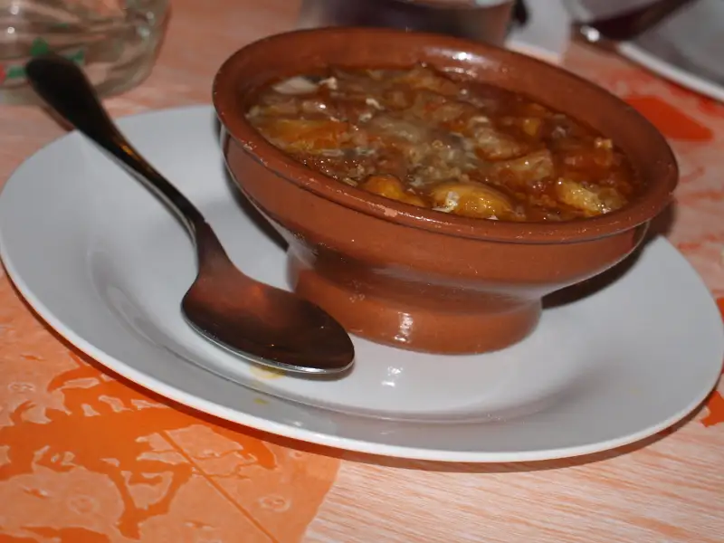 Sopa de alho filipina com ovos batidos