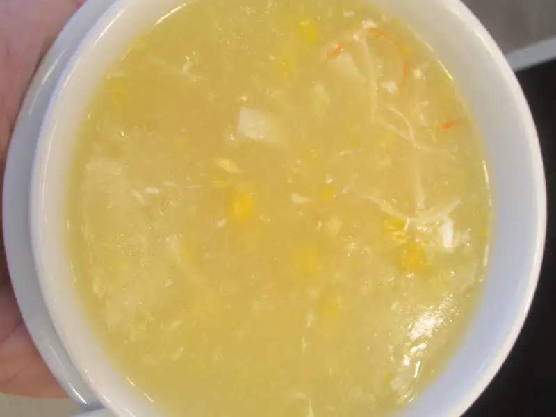 Sopa de caranguejo e milho, com ovo
