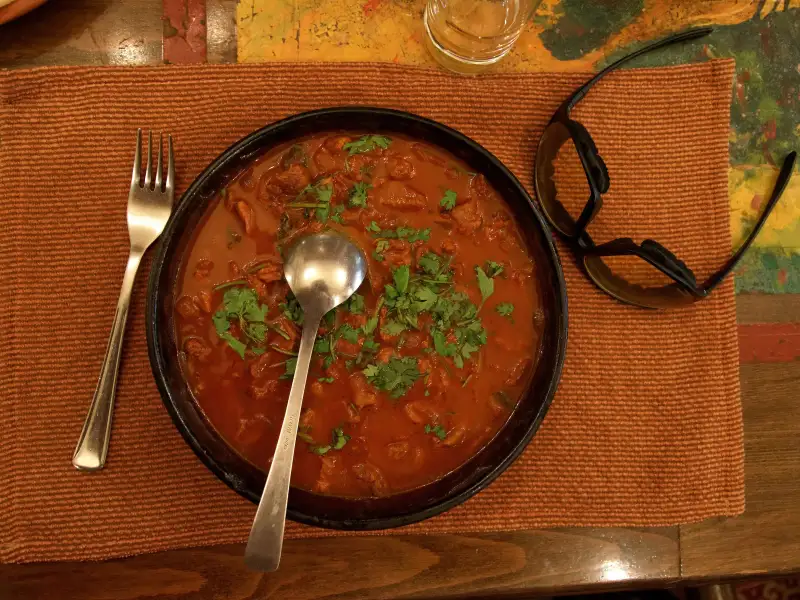 Sopa de carne de cordeiro do Kerala com fatias de ovo