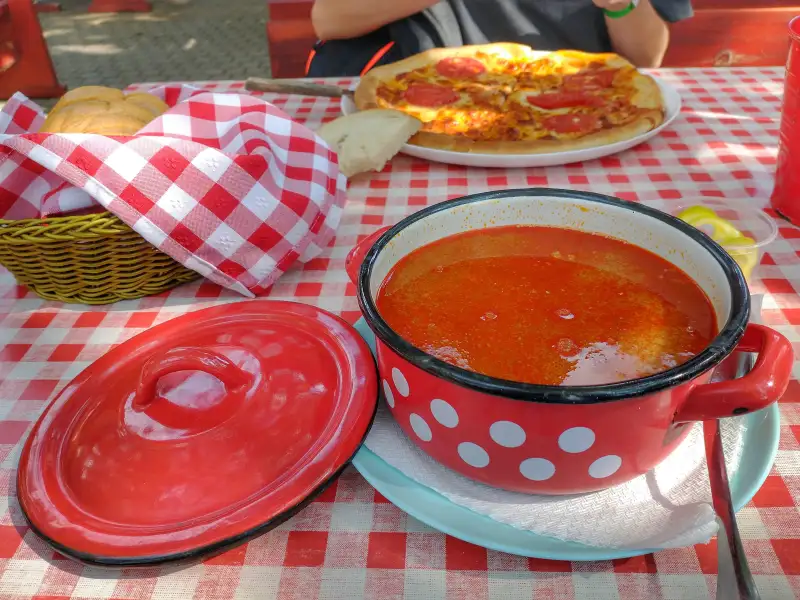 Halászlé, sopa de carpa com pimenta defumada