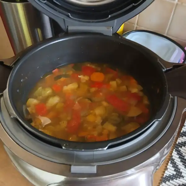 Sopa de cuscús con verduras frescas en la olla del Cookeo: zanahorias, tomates, pimiento, coliflor y garbanzos