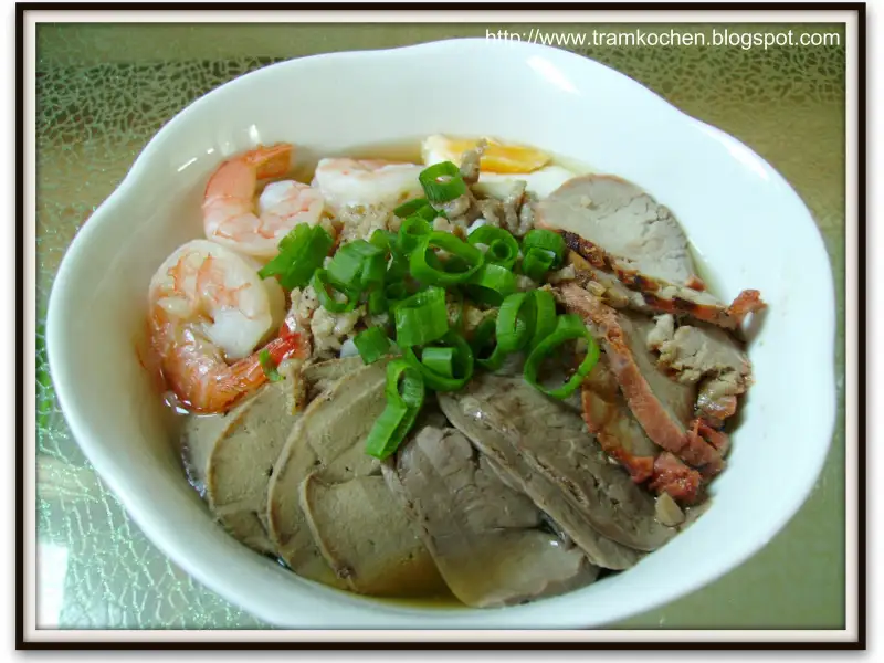 Sopa de fideos Chaozhou con cerdo y mariscos