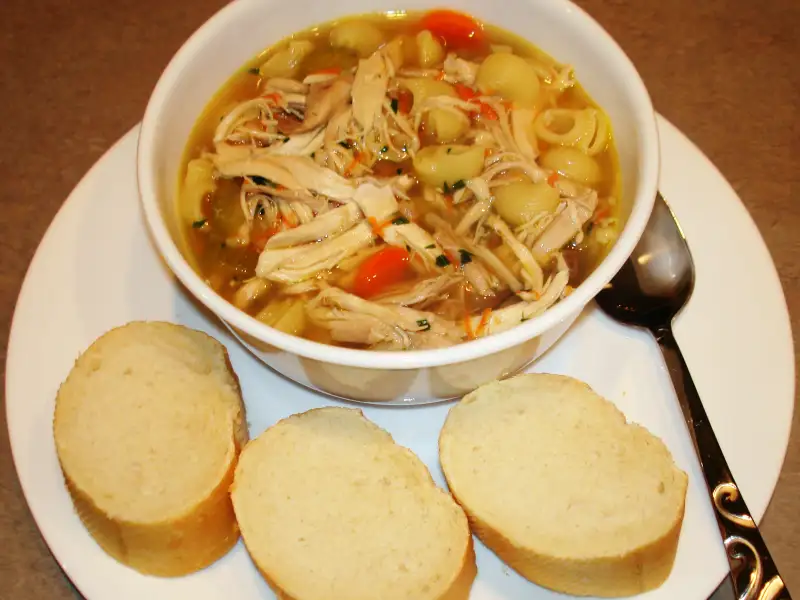 Sopa de frango, cogumelos e macarrão