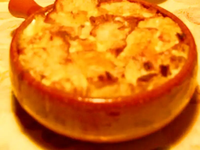 Sopa gratinada com queijo e pão amanhecido