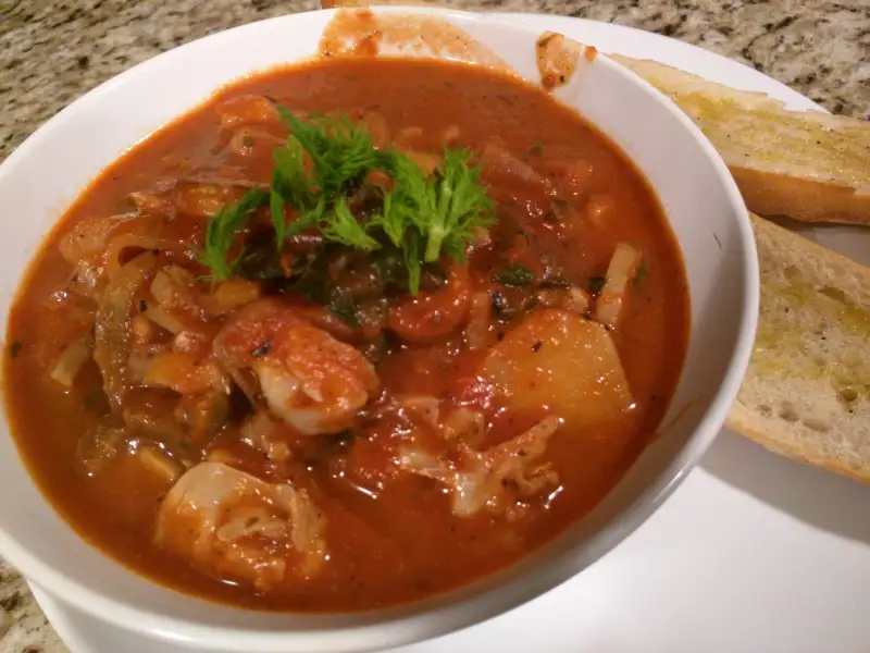 Sopa de peixe com limão siciliano, aipo e pão