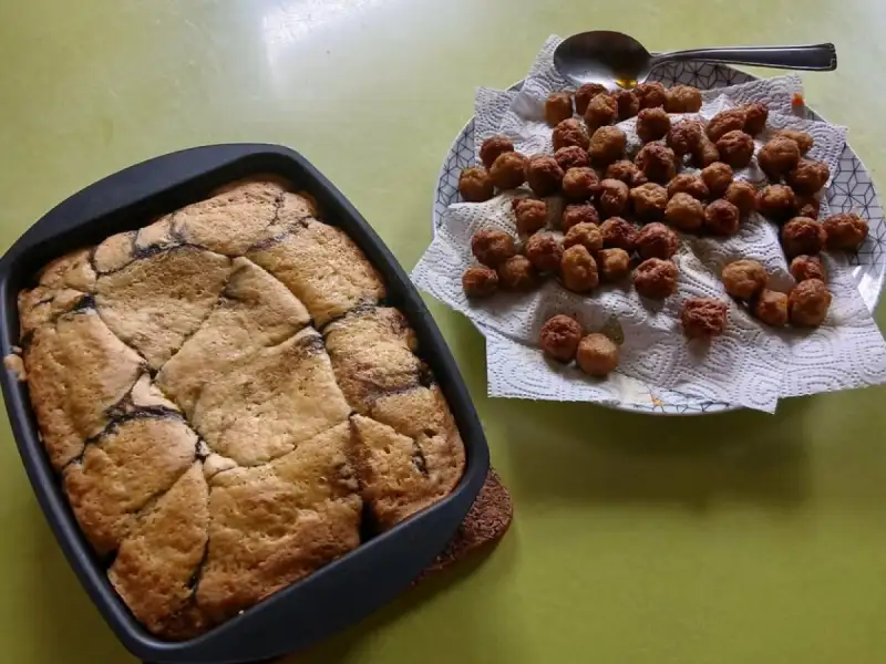 Petites boulettes de viande pour soupe à la boulette sur du papier absorbant, à côté d'un cake