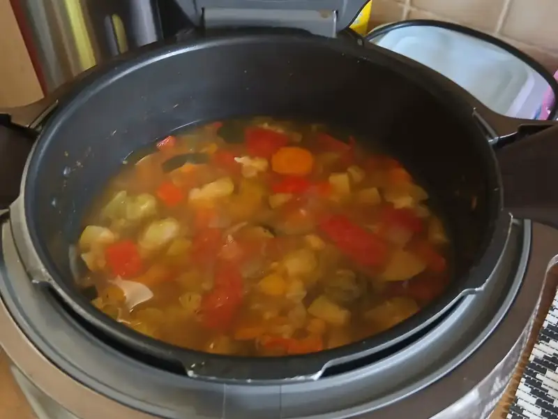 Soupe couscous aux légumes frais dans la cuve du Cookeo : carottes, tomates, poivron, chou-fleur et pois chiches
