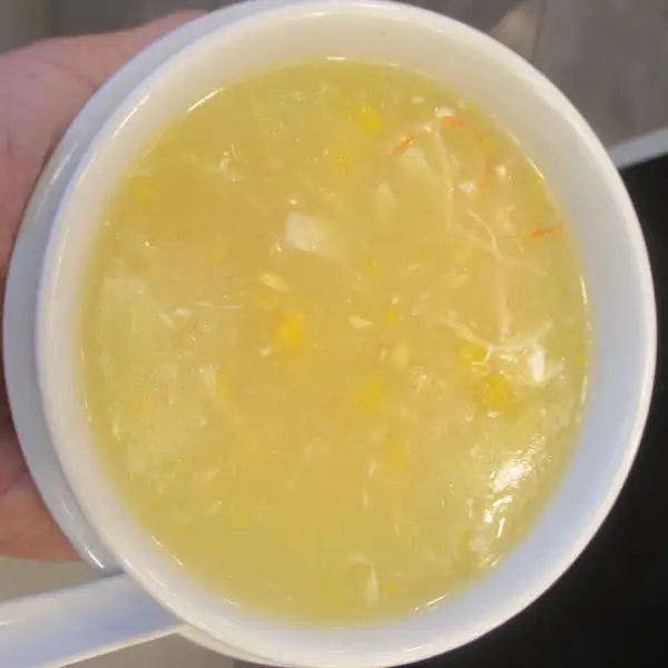 Sopa de caranguejo e milho, com ovo