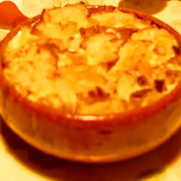 Soupe gratinée au fromage et au pain rassis