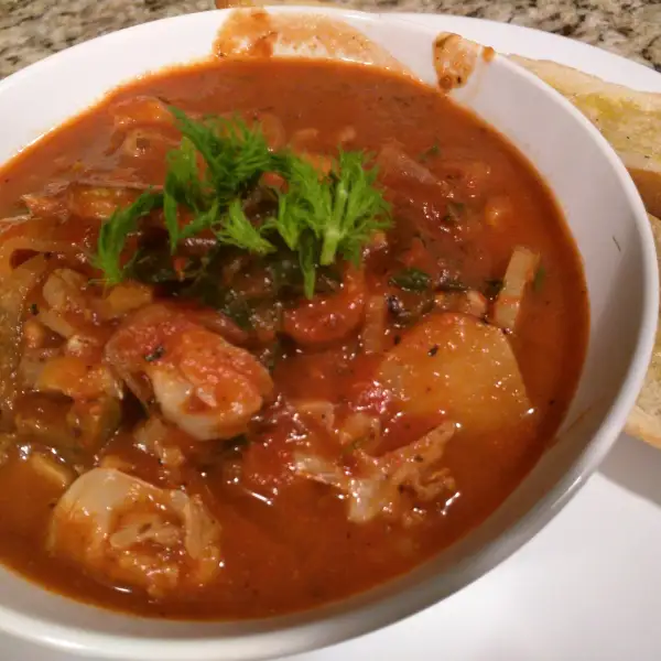 Soupe de poisson au citron, céleri et pain