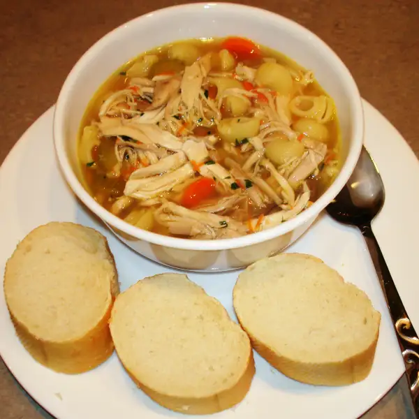 Hühnersuppe mit Pilzen und Nudeln