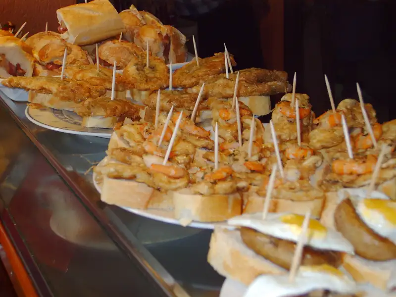 Spaanse “pinchos”, kleine broodjes op een stokje