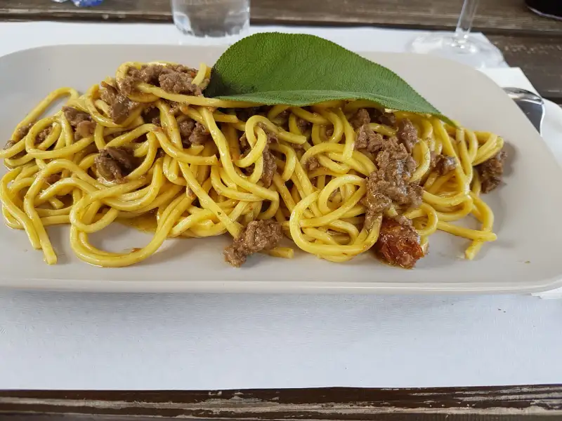 Espaguete ao estilo “chitarra” com molho de carne misto