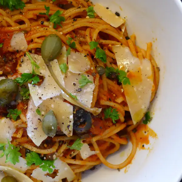 Spaghetti alla puttanesca aux olives et câpres