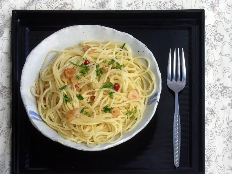 Spaghetti with garlic and oil paint