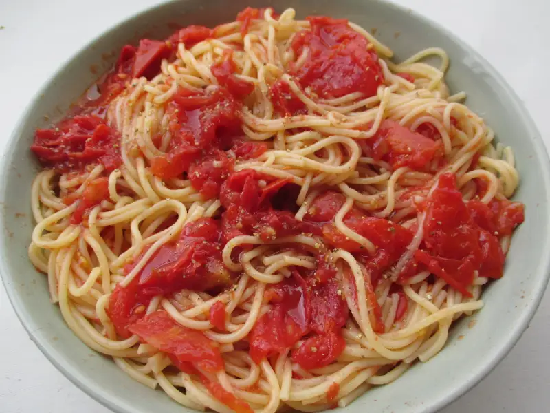 Spaghetti mit Tomatensauce und Beilagen