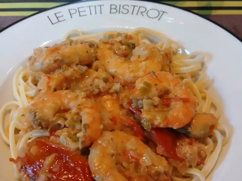 Assiette de spaghetti aux scampis en sauce tomate à l'ail et au persil