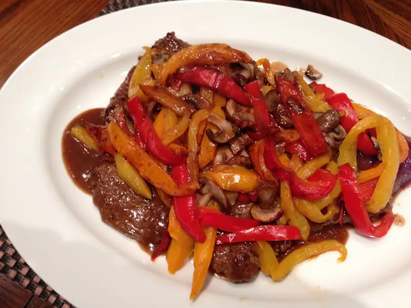 Steak met peper, saus met champignons en rode wijn